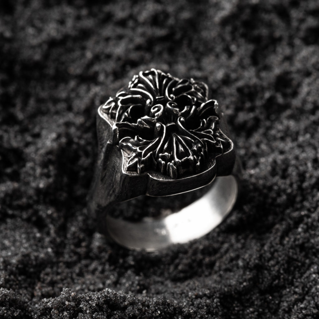 C'est une bague en argent 925 noirci